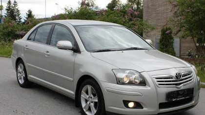 Какие двигатели имели Тойота Авенсис