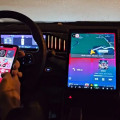 CarPlay и Android Auto в Geely Atlas: как подключить и что делать, если нет