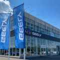 Покупка Geely Coolray: спеццена ниже прайса на 575 тысяч, допы на 110 тысяч в подарок и почему выгодную машину бронируют до вашего приезда