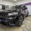 Бронеплёнка на Geely Coolray: полоса над лобовым и капот в дилерском пакете, полный полиуретан за полтинник и что реально окупается