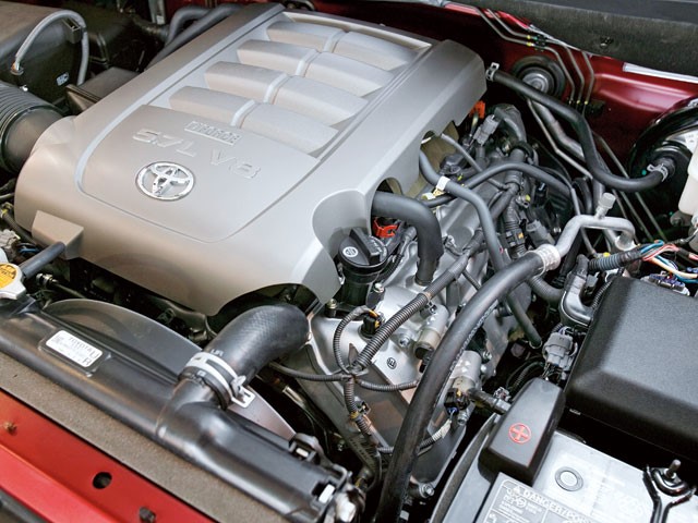 Двигатель в моторном отсеке Toyota Tundra