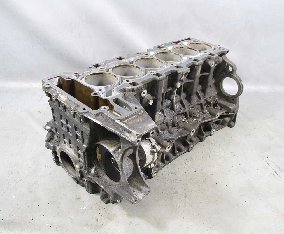 Алюминиевый или чугунный двигатель. Блок цилиндров BMW n52. Блок ДВС n52b30. BMW n52b30 блок. N52b25 блок двигателя.
