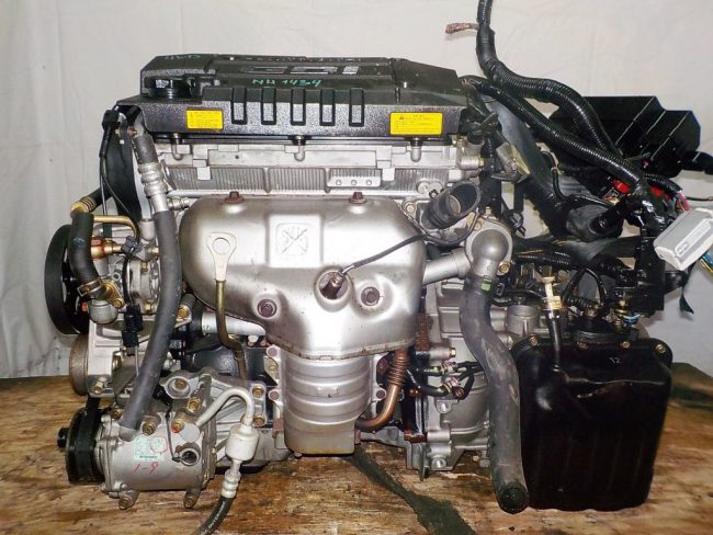 Двигатель Mitsubishi 4G94 с навесным оборудованием на одной из авторазборок