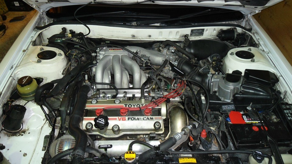 Двигатель 1VZ-VE V6 в моторном отсеке Toyota Camry Prominent первого поколения