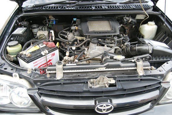 Моторный отсек Toyota Cami 2000 года выпуска с турбированным двигателем K3-VET