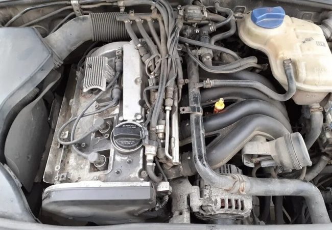 Двигатель ARG в моторном отсеке Audi A4 B5
