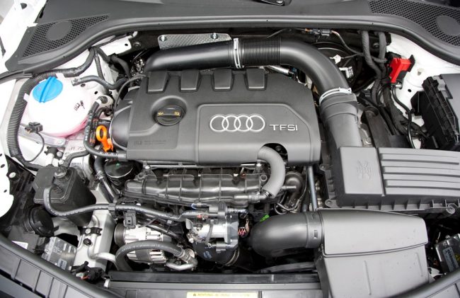 Двигатель VW BWA в моторном отсеке Audi TT