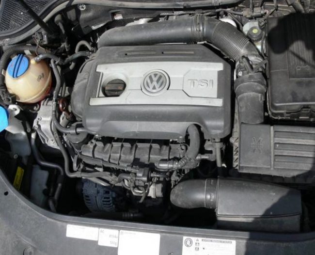 VW CCZA в моторном отсеке