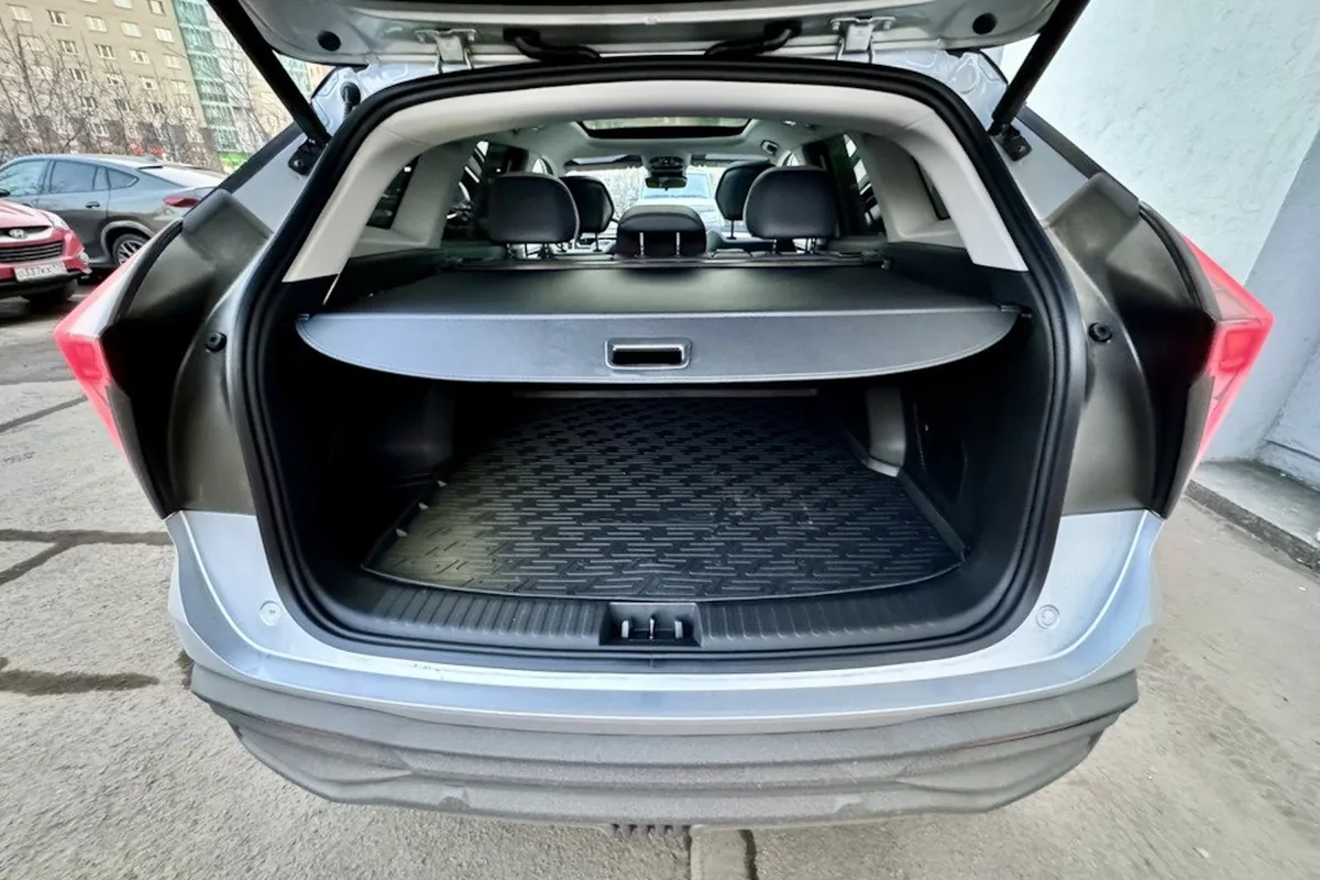 Багажник Geely Atlas с ковром и сложенной полкой