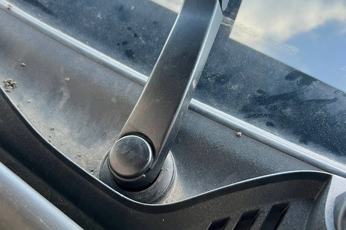 Поводок стеклоочистителя Geely Atlas с креплением push button
