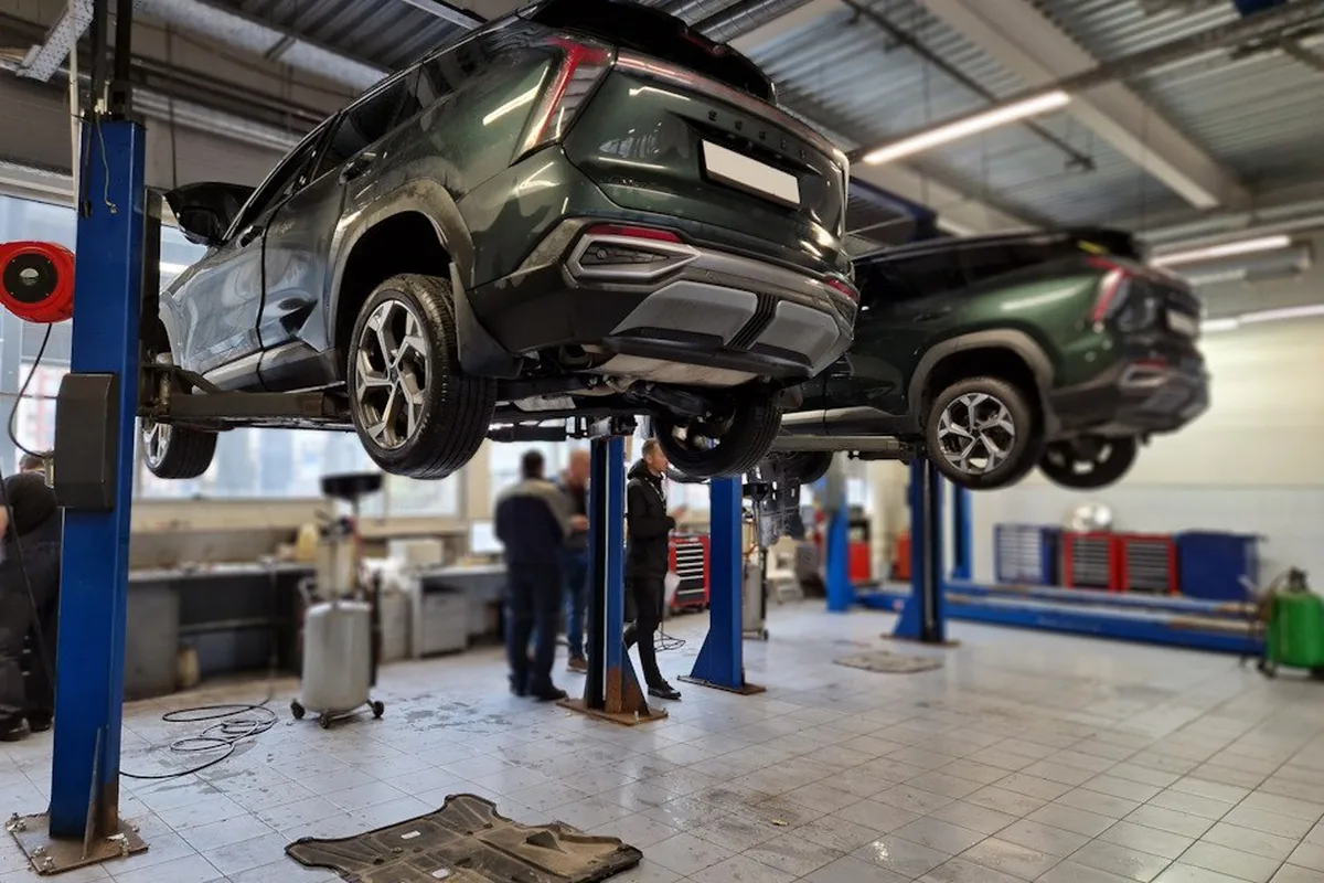 Geely Atlas на подъёмнике во время планового обслуживания