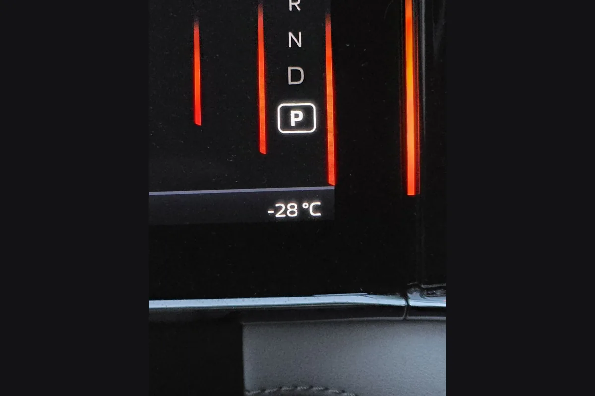 Приборная панель Geely Atlas при −28 °C