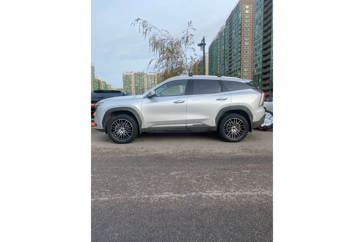 Geely Atlas на зимних шинах Kumho 235/55 на дисках RST 19