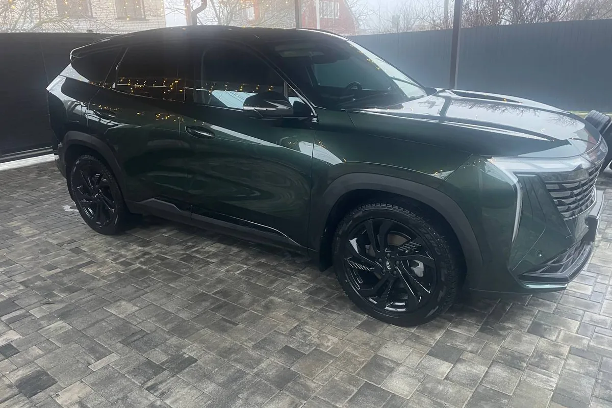 Geely Atlas на зимнем комплекте с дисками от Geely Monjaro