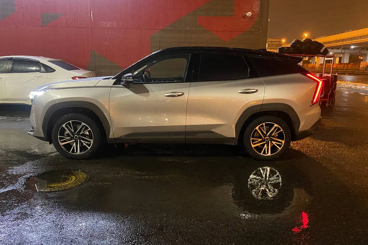 Geely Atlas на 18-х дисках с зимними шинами Triangle