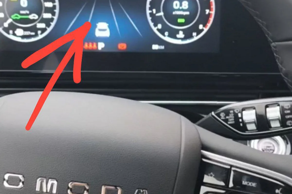 Индикатор автоудержания на приборной панели Omoda C5
