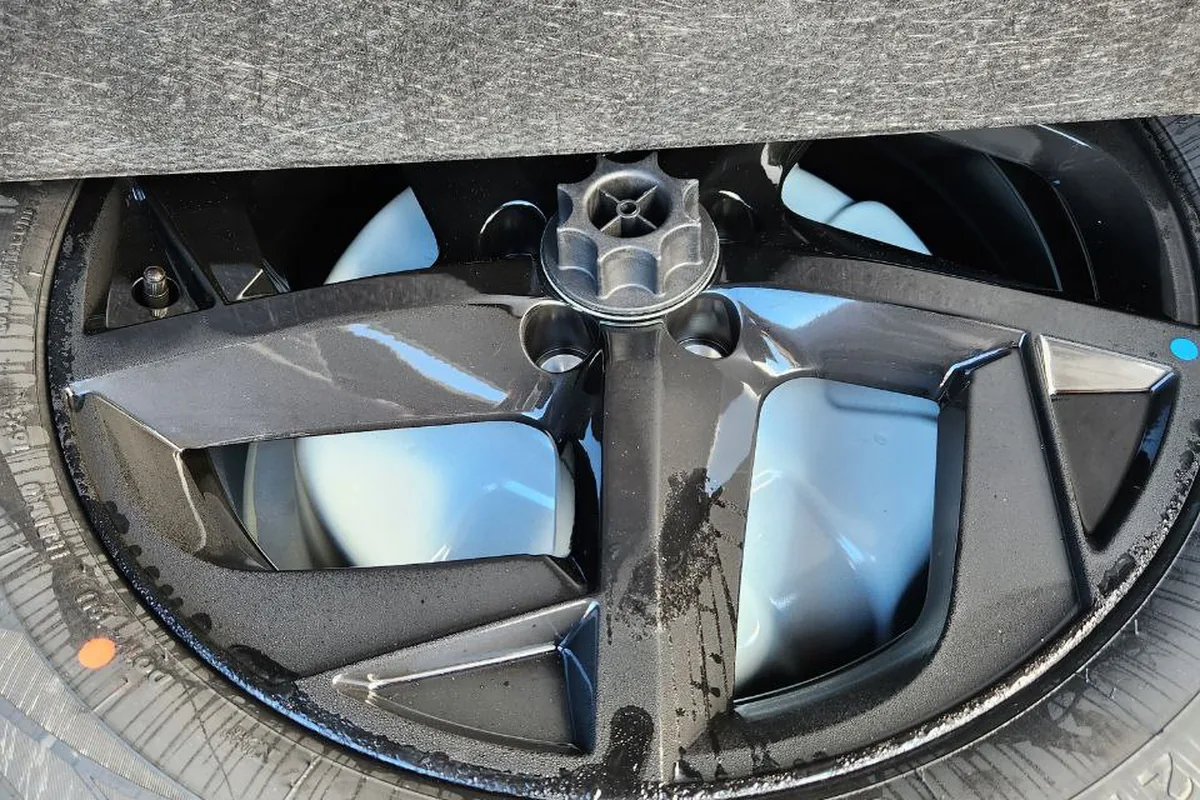 Конденсат в нише запасного колеса Omoda C5
