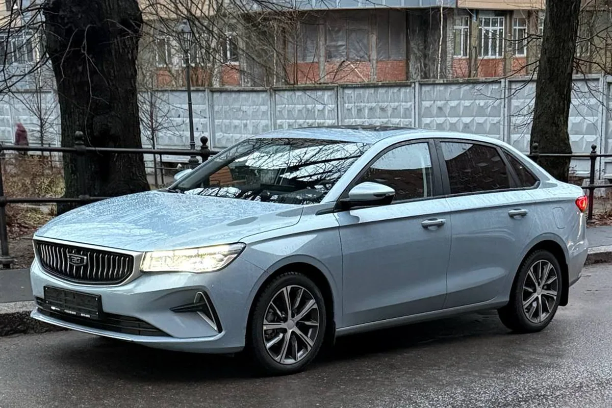 Серо-голубой седан Belgee S50 на 17-дюймовых дисках