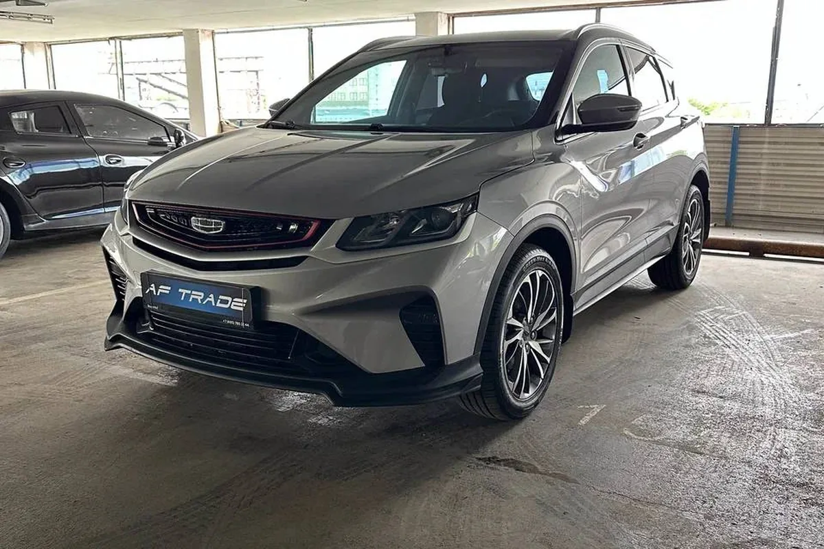 Серебристый Belgee X50 на парковке