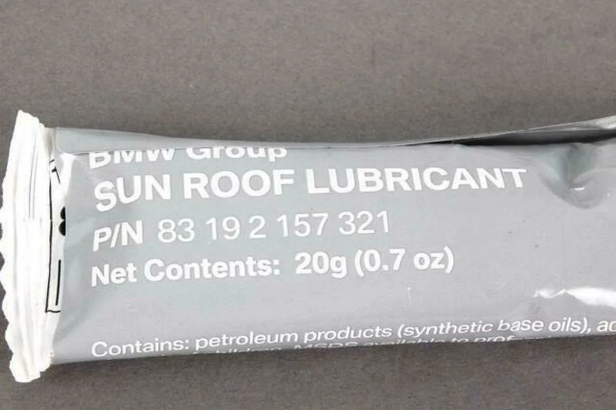 Смазка для люка BMW Sun Roof Lubricant, которую клуб использует на Belgee X50