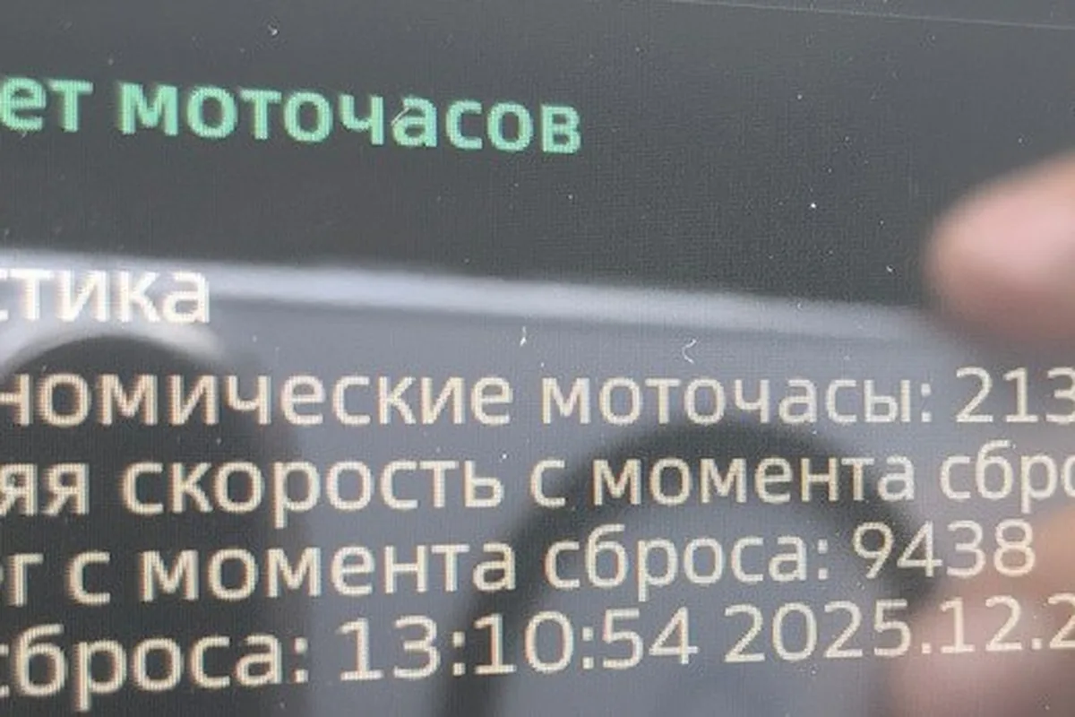 Подсчёт моточасов на экране Belgee X50: 213 часов за 9 438 км