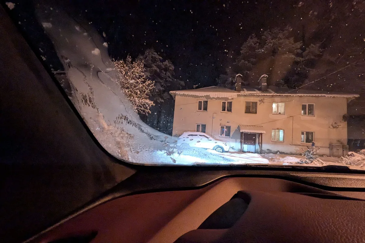 Вид через лобовое стекло Belgee X50 ночью зимой после поездки по трассе