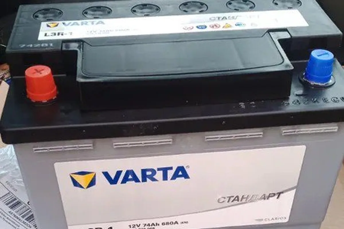 Аккумулятор Varta на штатном месте в Шевроле Ниве