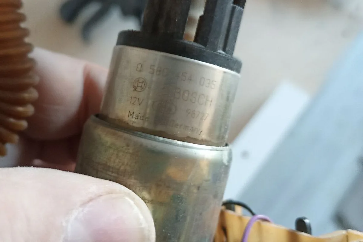 Снятый электробензонасос Bosch из модуля Шевроле Нивы