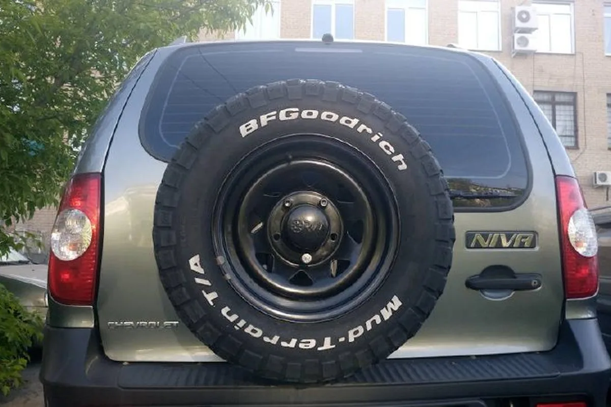 Запаска BFGoodrich 215/75 R15 на чёрном диске Шевроле Нивы