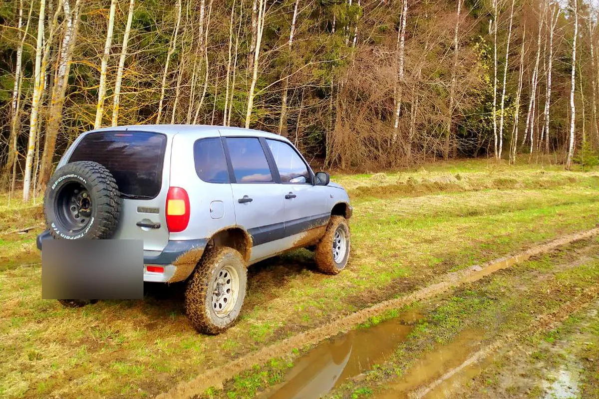 Шевроле Нива на штампованных дисках Suzuki и грязевой резине