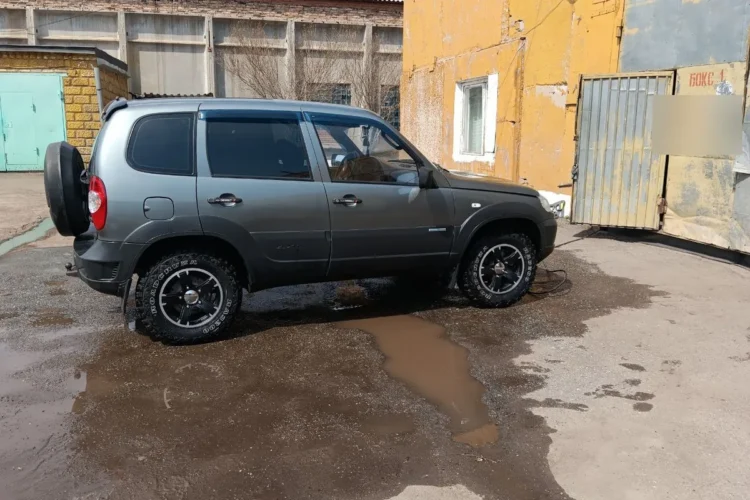 Шевроле Нива на чёрных литых дисках и шинах 215/75 R15