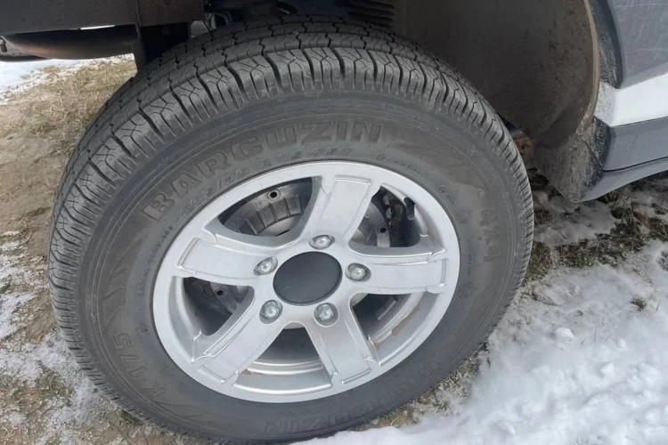 Шевроле Нива на штатных литых дисках R15 и шинах 205/70 R15