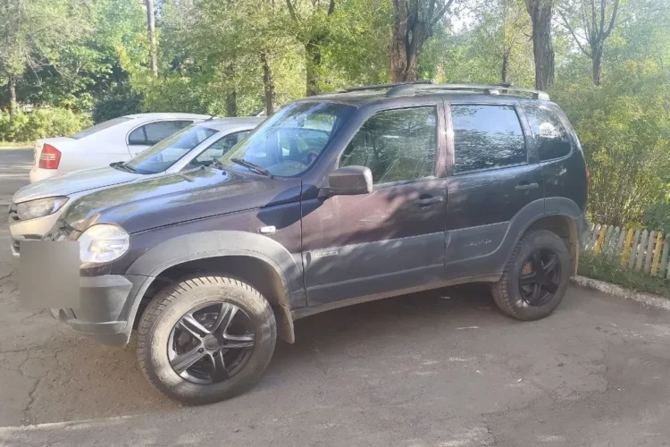 Шевроле Нива на литых дисках и шинах 215/70 R16
