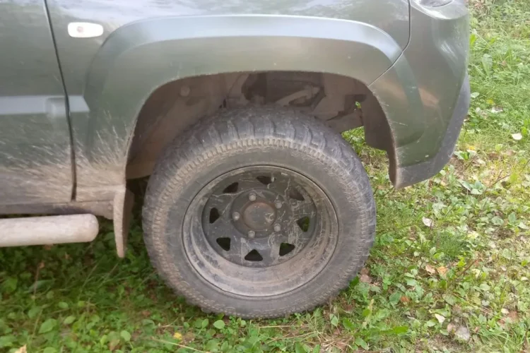 Шевроле Нива на стальных дисках R16 и шинах 215/65 R16