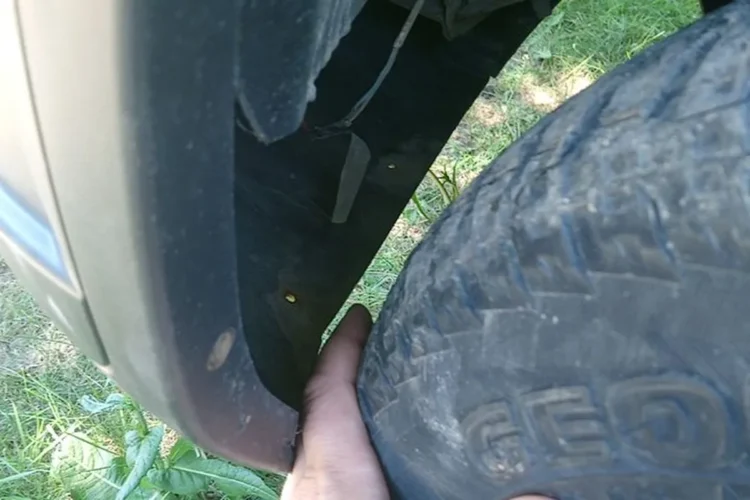 Шина 215/65 R16 у подкрылка Шевроле Нивы