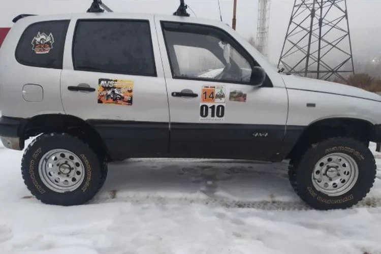 Шевроле Нива на шинах 235/75 R15 зимой