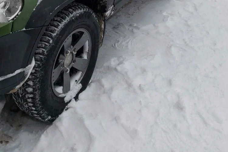 Шевроле Нива на шипованных шинах 225/75 R16