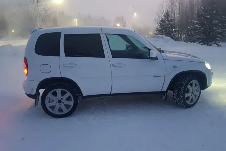 Шевроле Нива на зимних шинах Hakkapeliitta 8 235/45 R18
