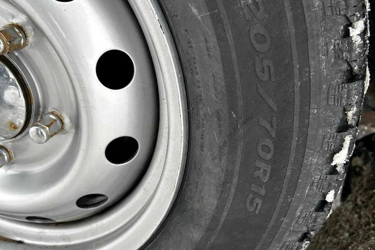 Штампованный диск Шевроле Нивы с шиной 205/70 R15