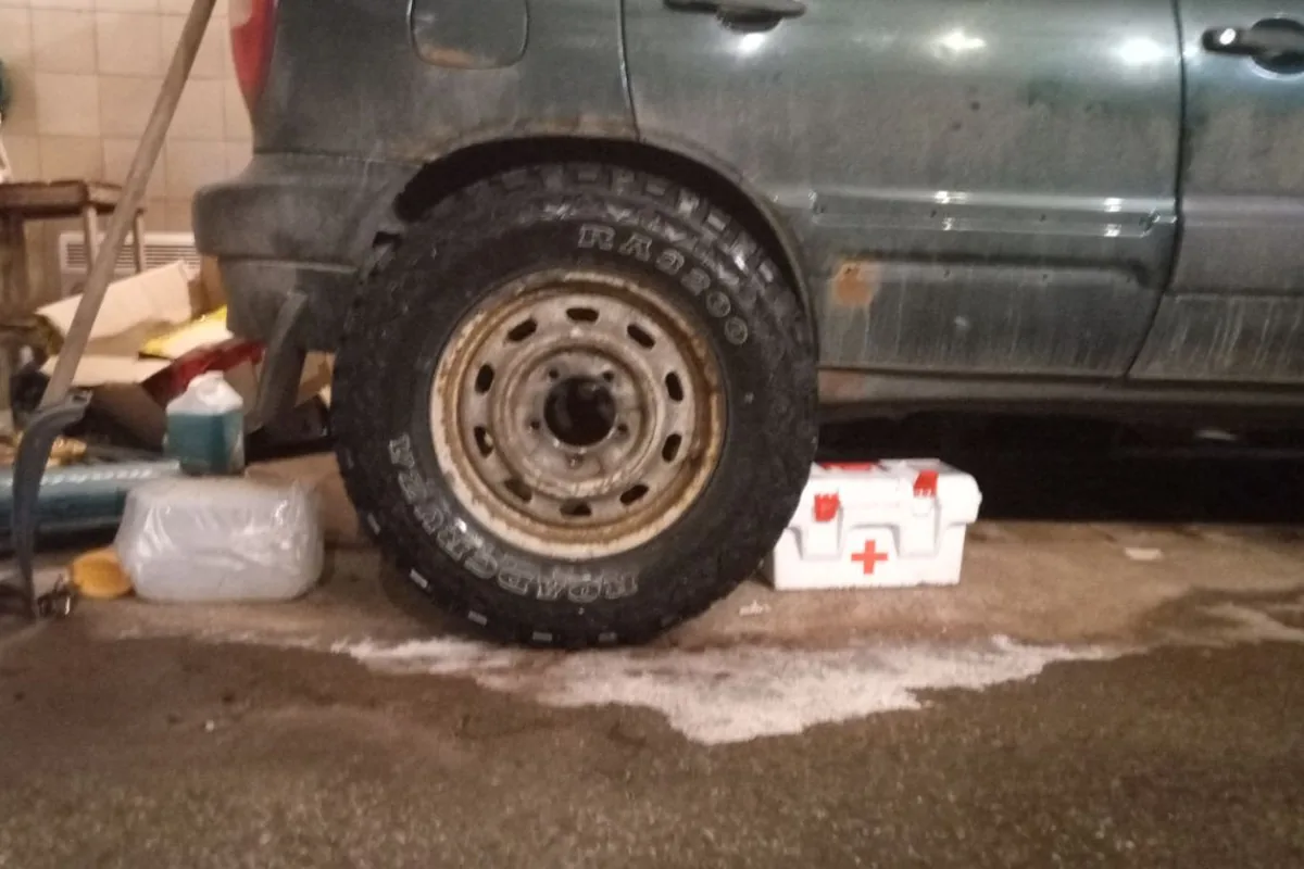 Колесо 225/75 R16 в арке Шевроле Нивы без лифта