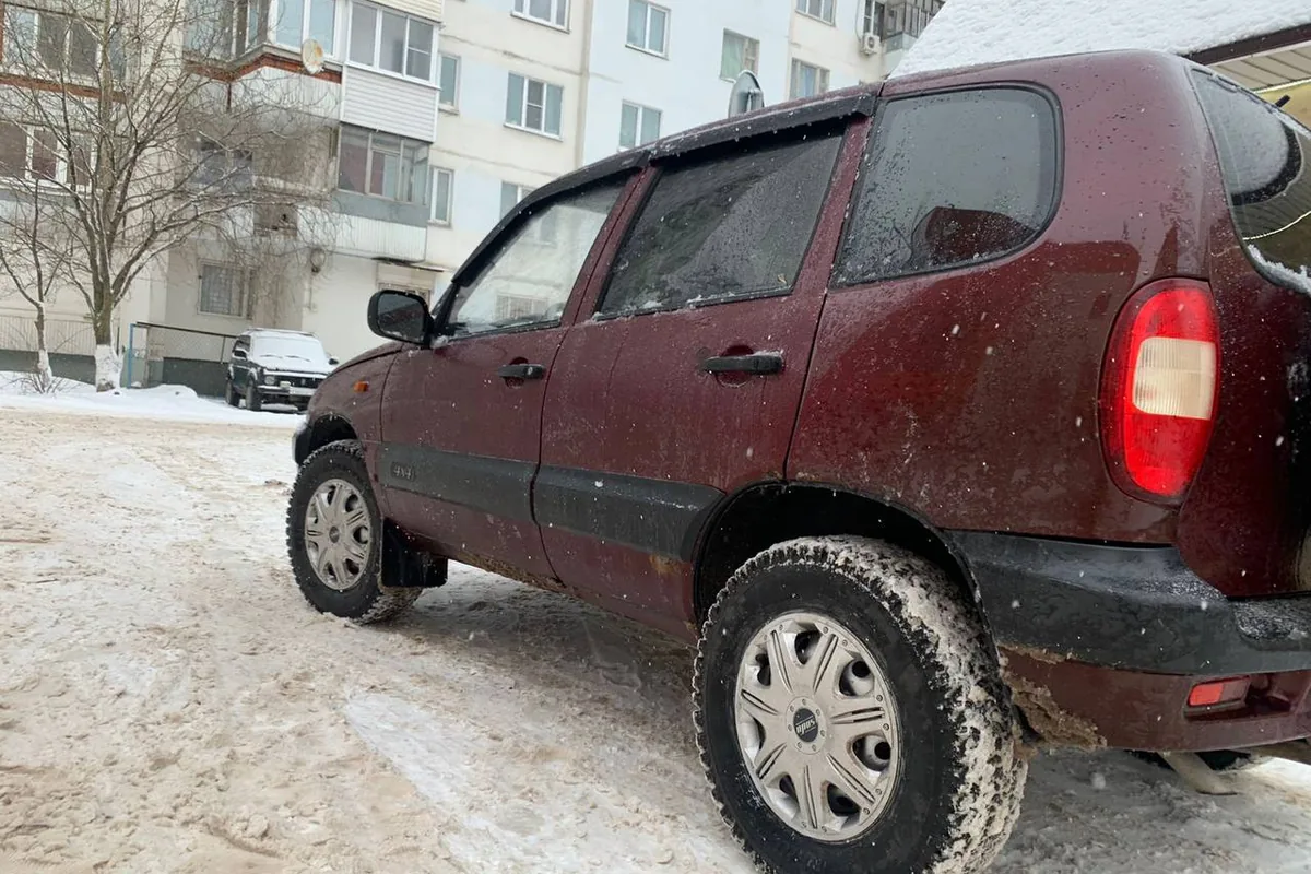 Дорестайлинговая Шевроле Нива на шинах 215/75 R15 без лифта