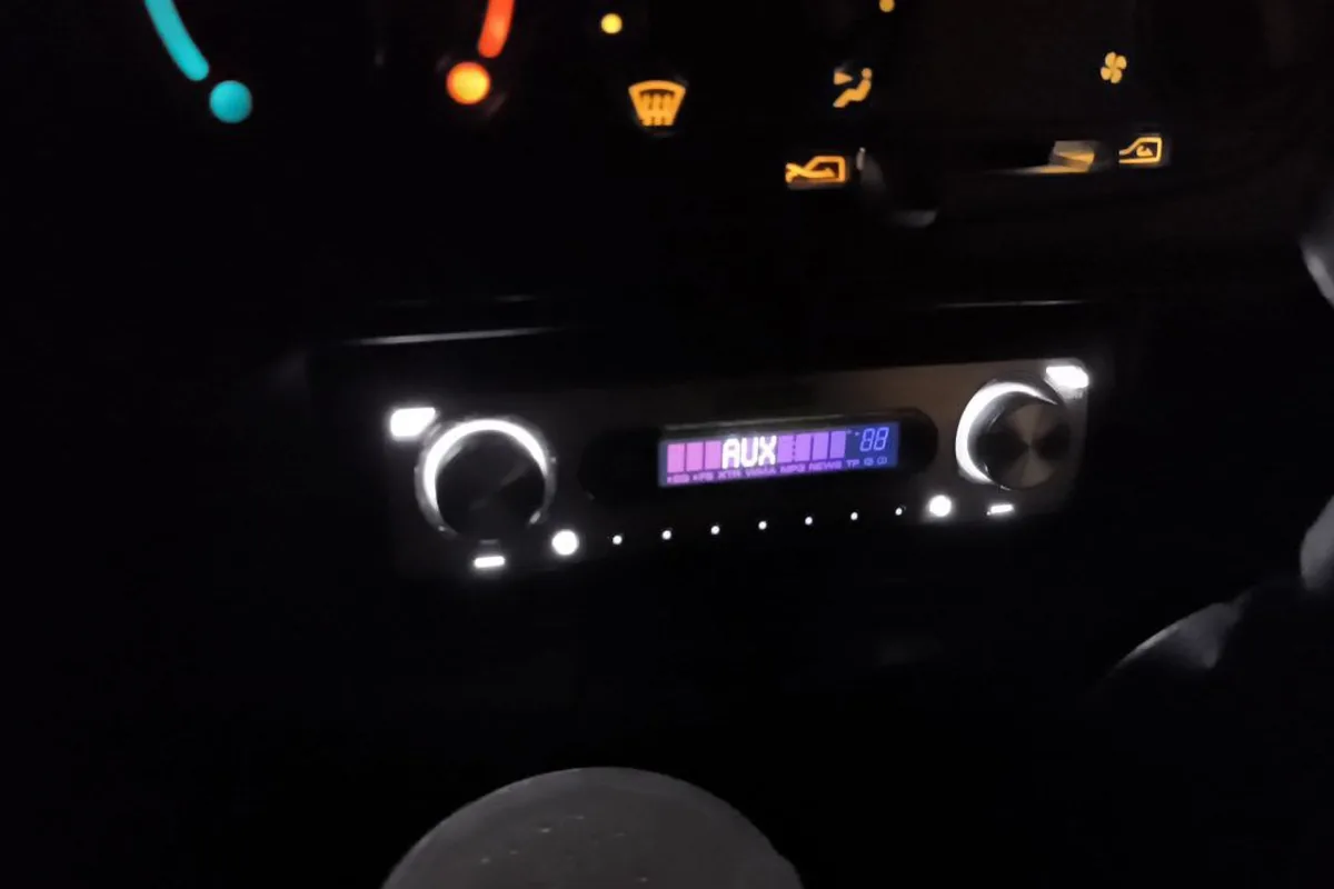 Магнитола Pioneer в Шевроле Ниве в режиме AUX ночью