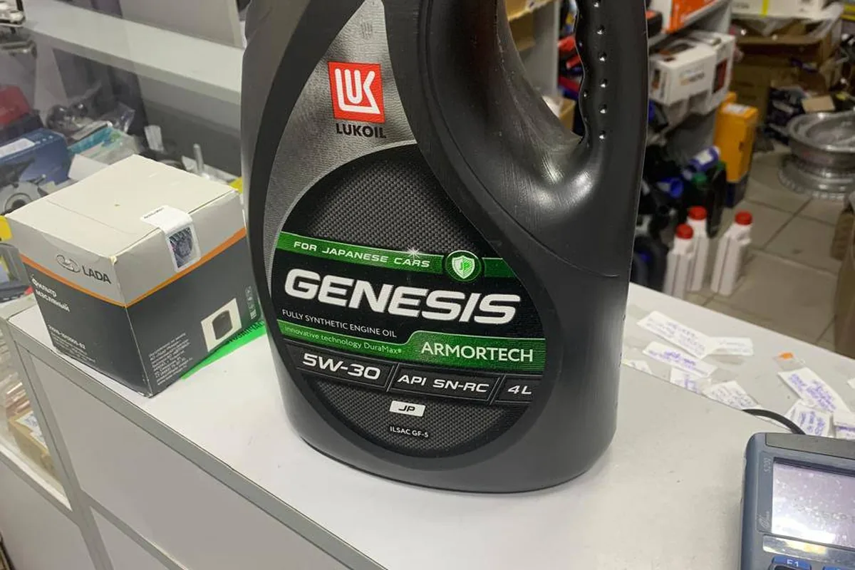 Канистра Лукойл Genesis 5W-30 на прилавке магазина