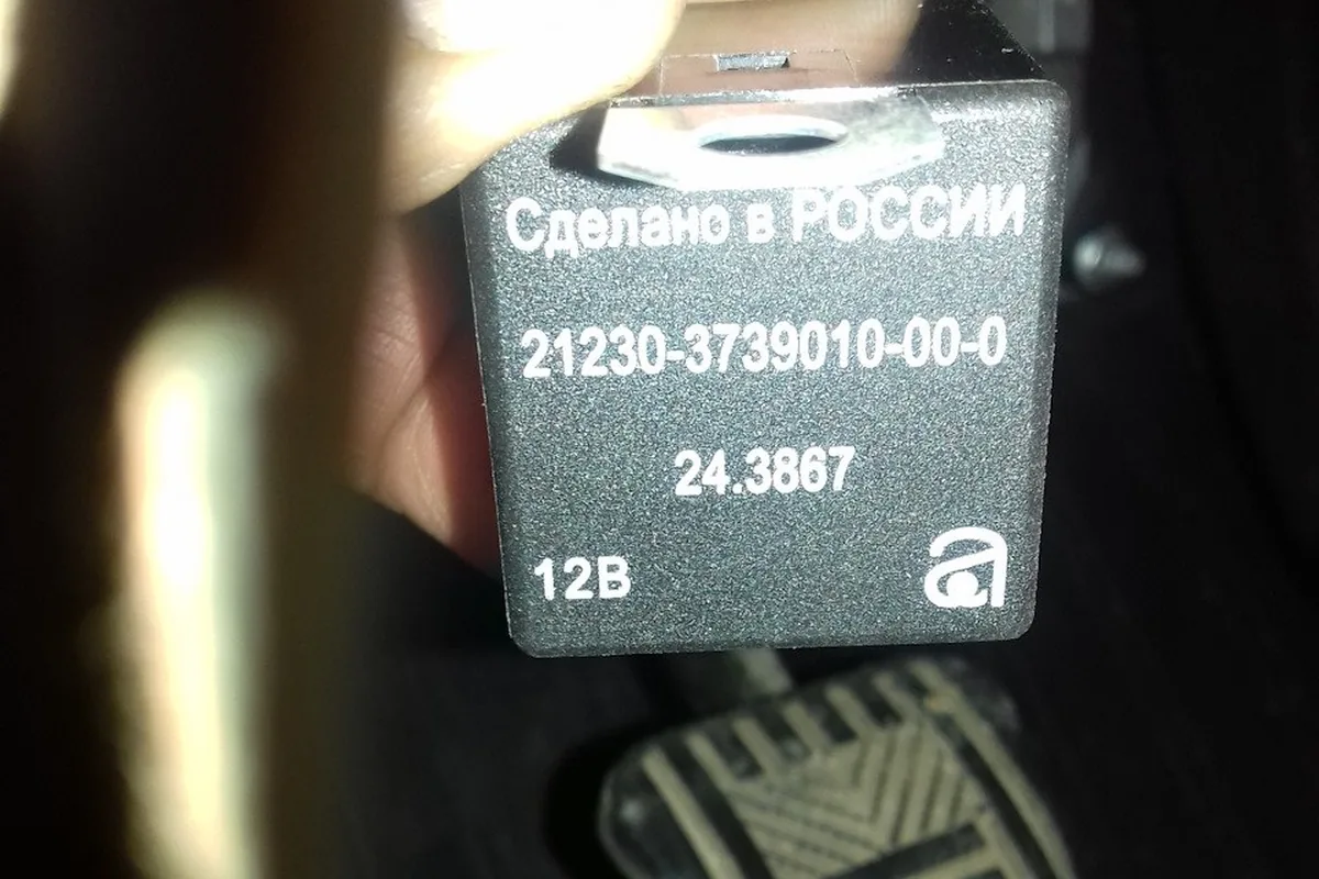 Реле 21230-3739010 в руке в салоне Шевроле Нивы