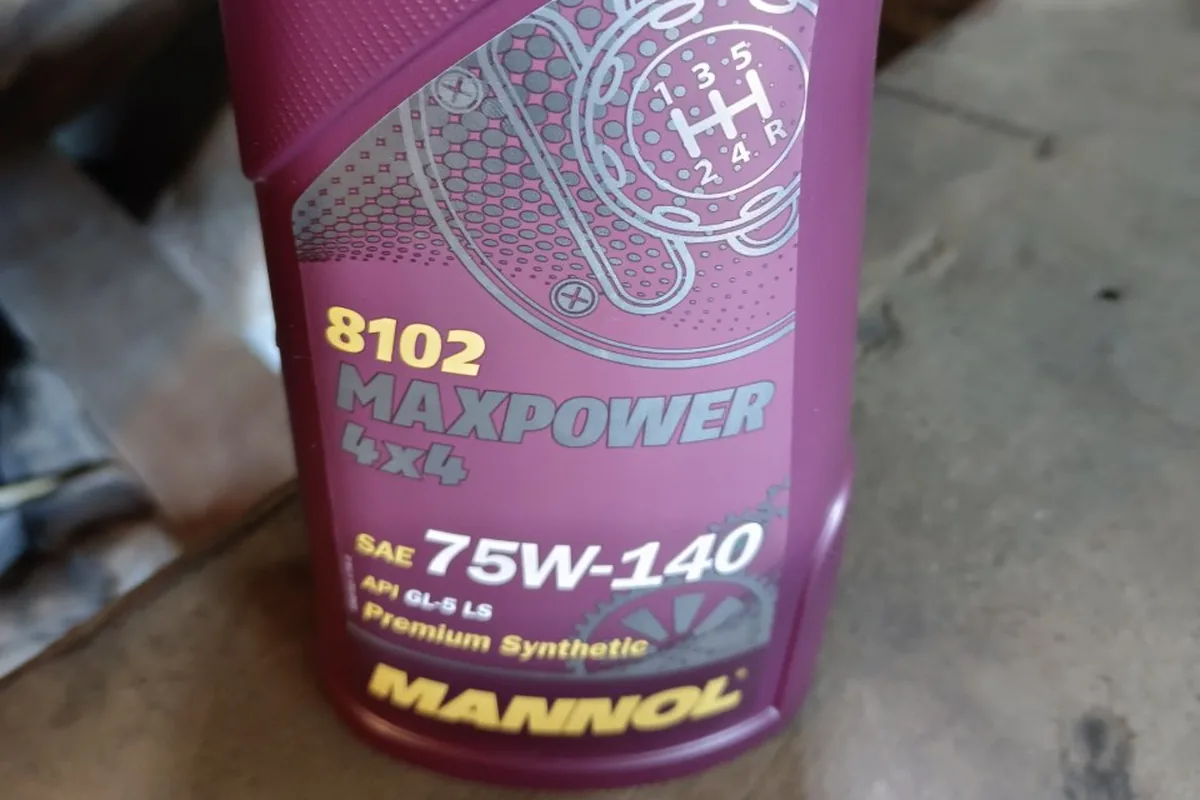 Бутылка Mannol 75W-140 GL-5 LS в гараже