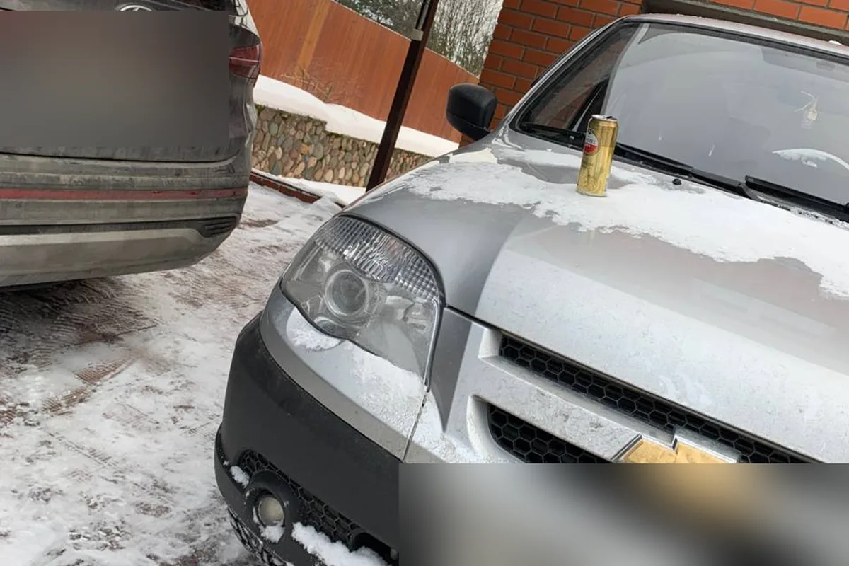 Рестайлинговая Шевроле Нива в снегу у дома