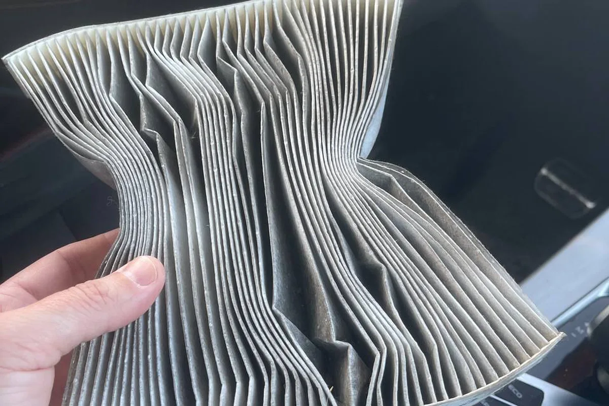 Забитый салонный фильтр Geely Coolray крупным планом