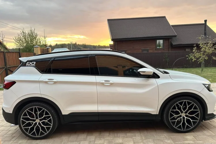 Белый Geely Coolray на дисках R20 с шинами 245/35