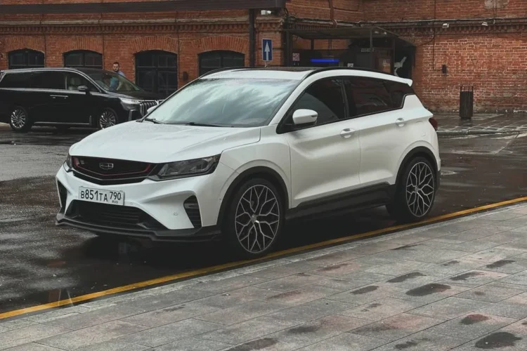Белый Geely Coolray на двадцатидюймовых дисках