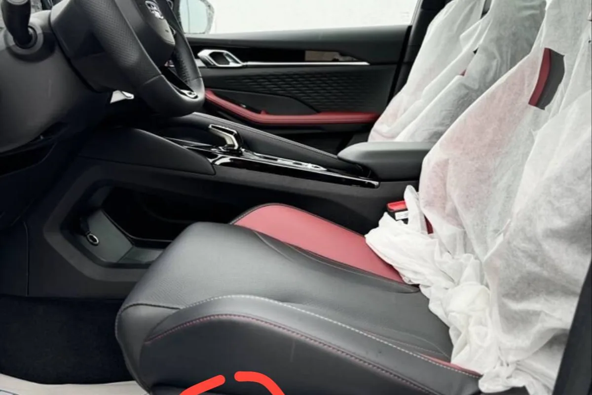 Дефект отделки на красной коже сиденья Geely Coolray